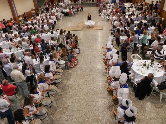 En la cena de cierre, la dantzari Ane Anza bailó la Marcha de San Sebastián al ritmo de los tambores de Necochea (fotoEE) 